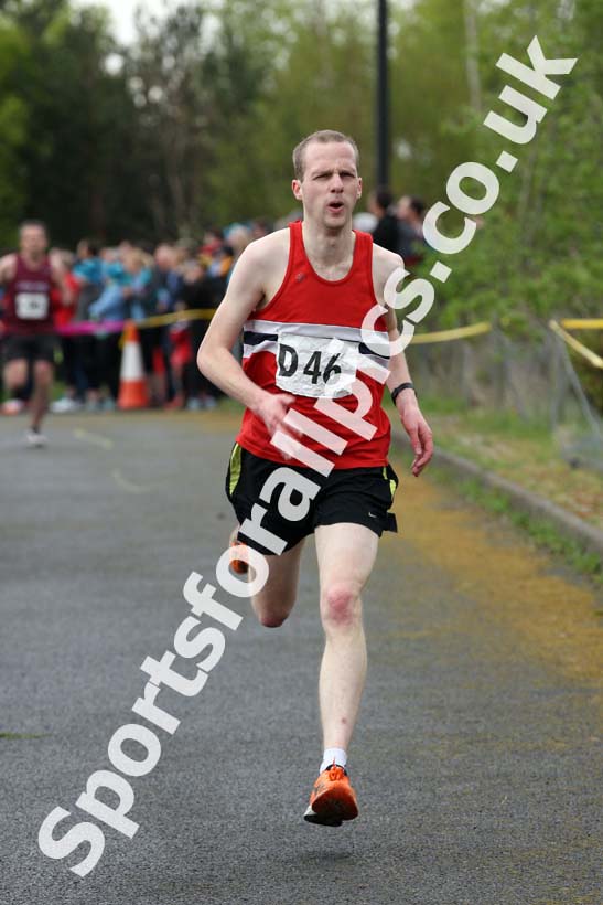 Senior mens relay, Elswick Good Friday Road Races. Photo: David T. Hewitson/Sports for All Pics